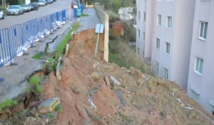 Çöken istinat duvarına Bandırma Belediyesi el attı