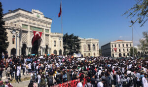 İstanbul Üniversitesi ayakta!