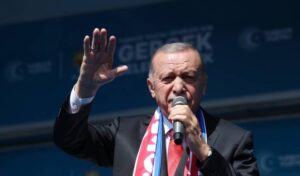 Erdoğan Batman’da vatandaşlara paket fırlattı