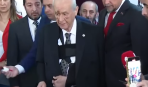 Devlet Bahçeli’nin yüzü neden mor, kolu neden askıda?