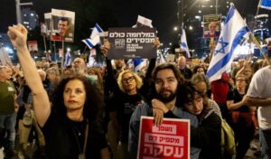 İsrail’de binlerce kişi hükümeti protesto etti
