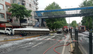 Kocaeli’de feci kaza! Akaryakıt yüklü tanker devrildi