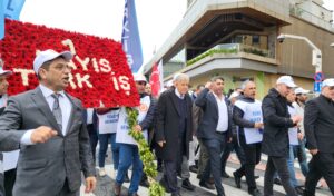 TÜRK-İŞ Kazancı Yokuşu’na karanfil ve Taksim’e çelenk bıraktı