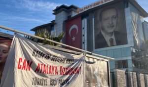 AK Parti il binasına ‘Can Atalay’ pankartı