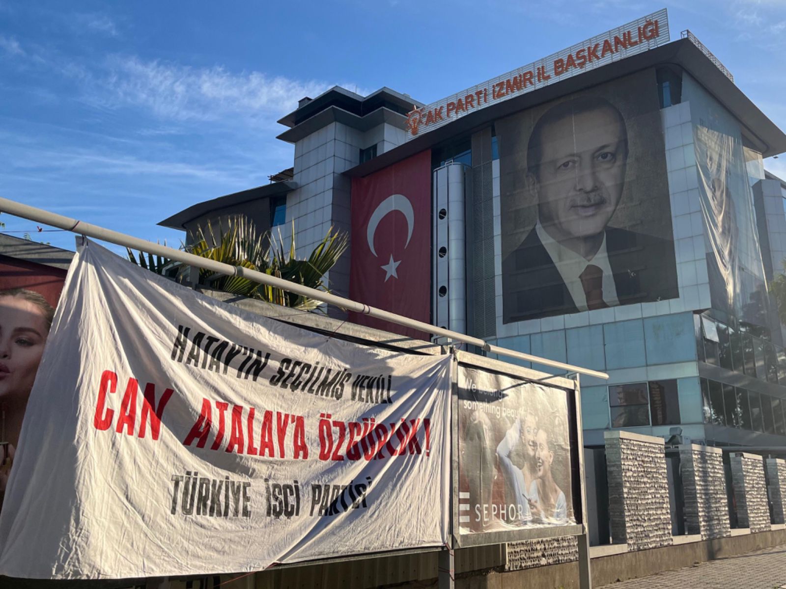 AK Parti il binasına ‘Can Atalay’ pankartı