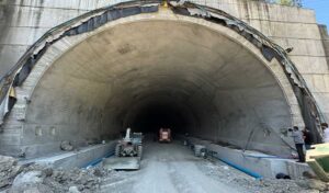 Trabzon’da tünel inşaatında iskele çöktü!