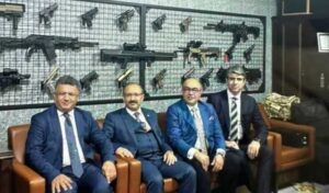 Hakim Oktay Tabur, uzun namlulu tüfeklerle poz verdi