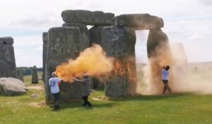 İklim aktivistleri binlerce yıllık Stonehenge’e saldırdı