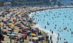 Çeşme Ilıca Plajı’na binlerce kişi akın etti
