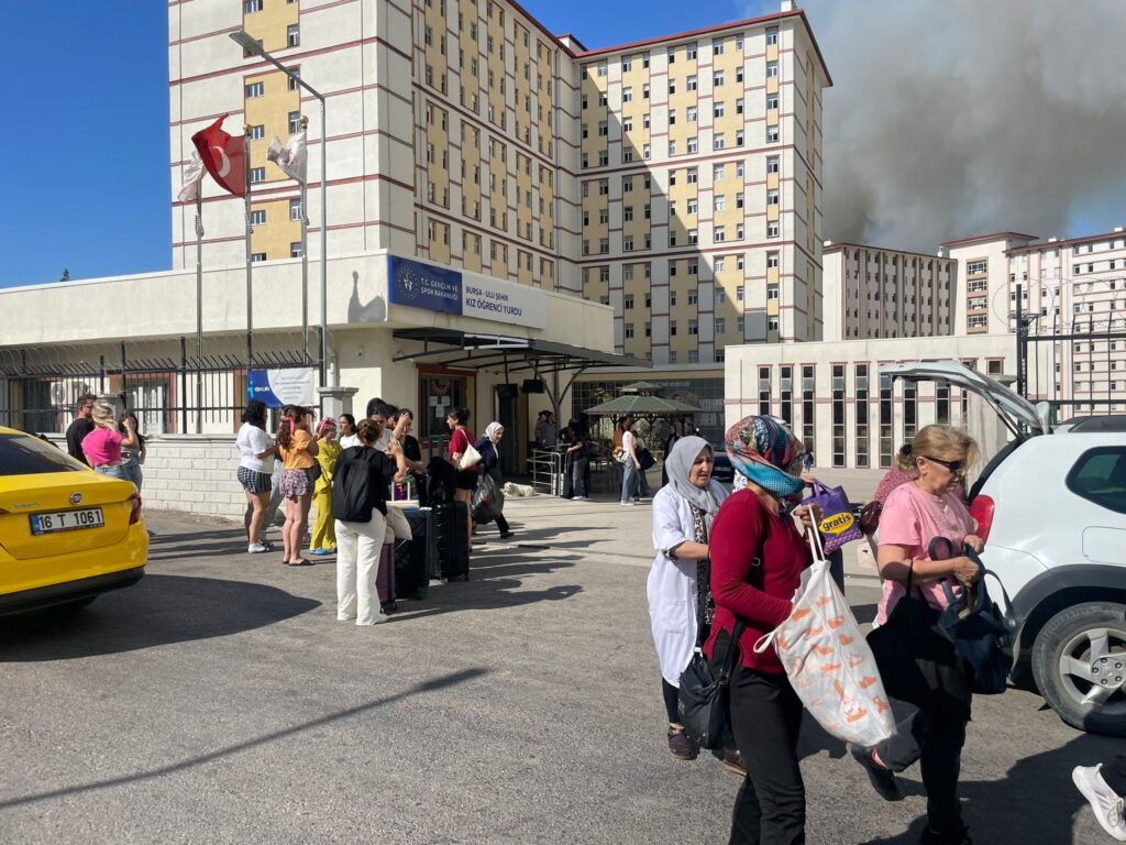 Bursa'da yangın büyüyor... Öğrenci yurdu boşaltılıyor