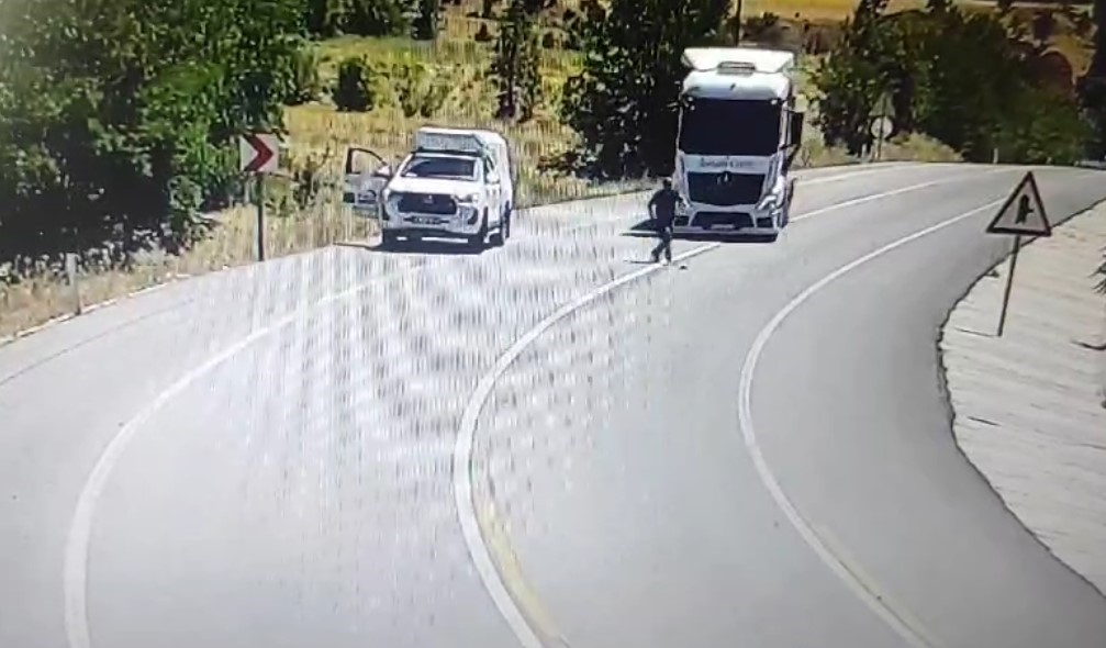 Böyle kaza görülmedi: Serçeyi kurtarmak isterken kamyon çarptı