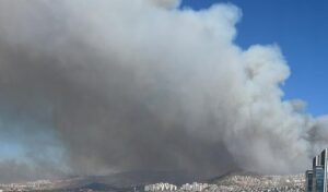 İzmir’i dumanlar sardı… Yamanlar’daki yangına müdahale sürüyor