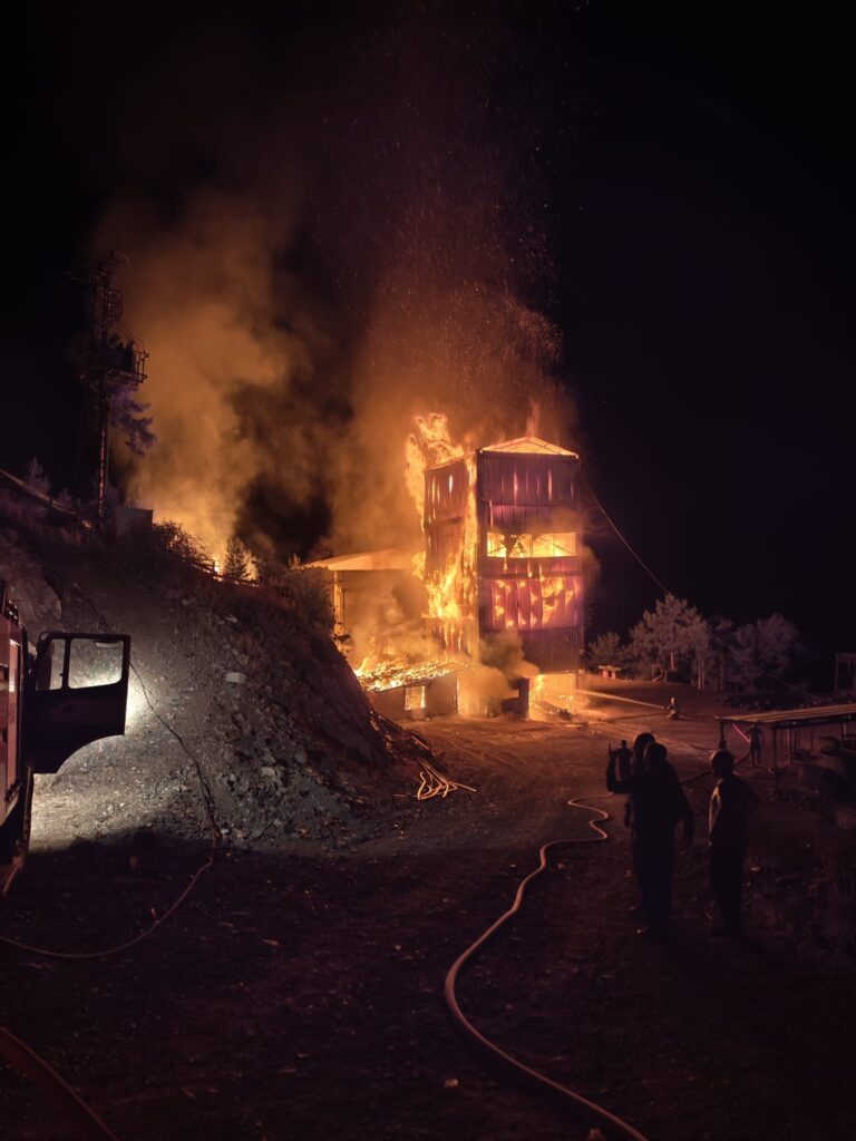 Krom maden tesisi alev alev yandı, 18 araç müdahale etti