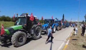 Balıkesir’de isyan eden çiftçiler traktörlerle yolu kapattı!