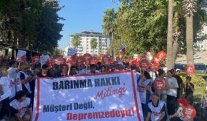 Depremzedeler evleri için miting düzenledi: Hala çadırdayız…