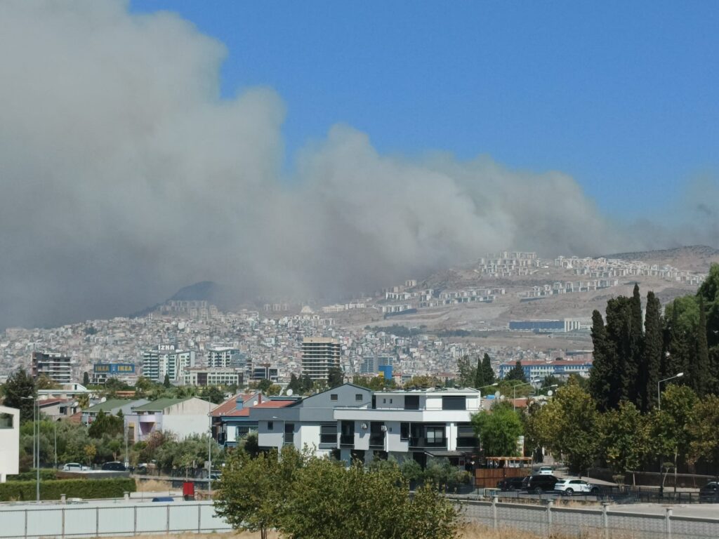 İzmir yangını büyüyor... Evleri boşaltın çağrısı...