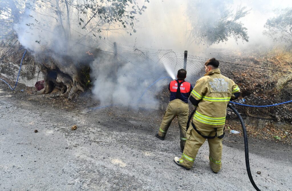 İzmir'in üç ilçesi alev alev...