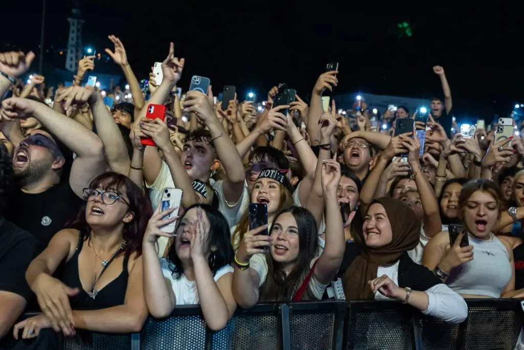 İzmir Enternasyonal Fuarı'nın gelenekselleşen Çim Konserleri kapsamında sahne alan rap şarkıcısı Motive, sevilen şarkılarını seslendirdi.