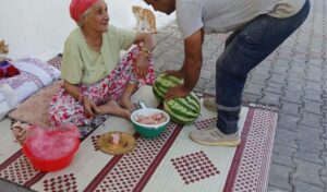 Germencik Belediyesi, vatandaşlara 2 kamyon karpuz dağıttı