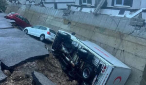 İzmir’de sağanak yağış vatandaşlara zor anlar yaşattı