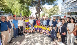 Konak’ta Taçsız Kral Metin Oktay anıtı başında anıldı