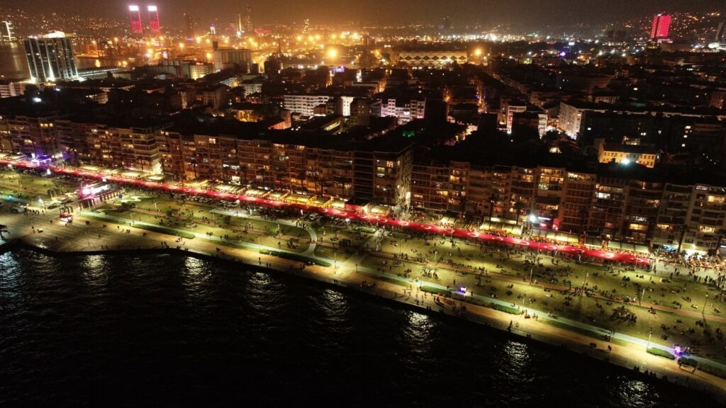 İzmir Büyükşehir Belediyesi, 29 Ekim Cumhuriyet Bayramı'nı adına yakışır bir görkemle Dev Türk bayraklı kortej, fener alayı ile kutlayacak.