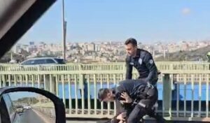 Haliç Köprüsü’nden atlamak istedi, polis kurtardı