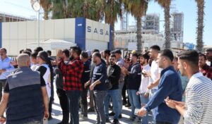 SASA Polyester fabrikasında maaş alamayan işçiler eylem yaptı