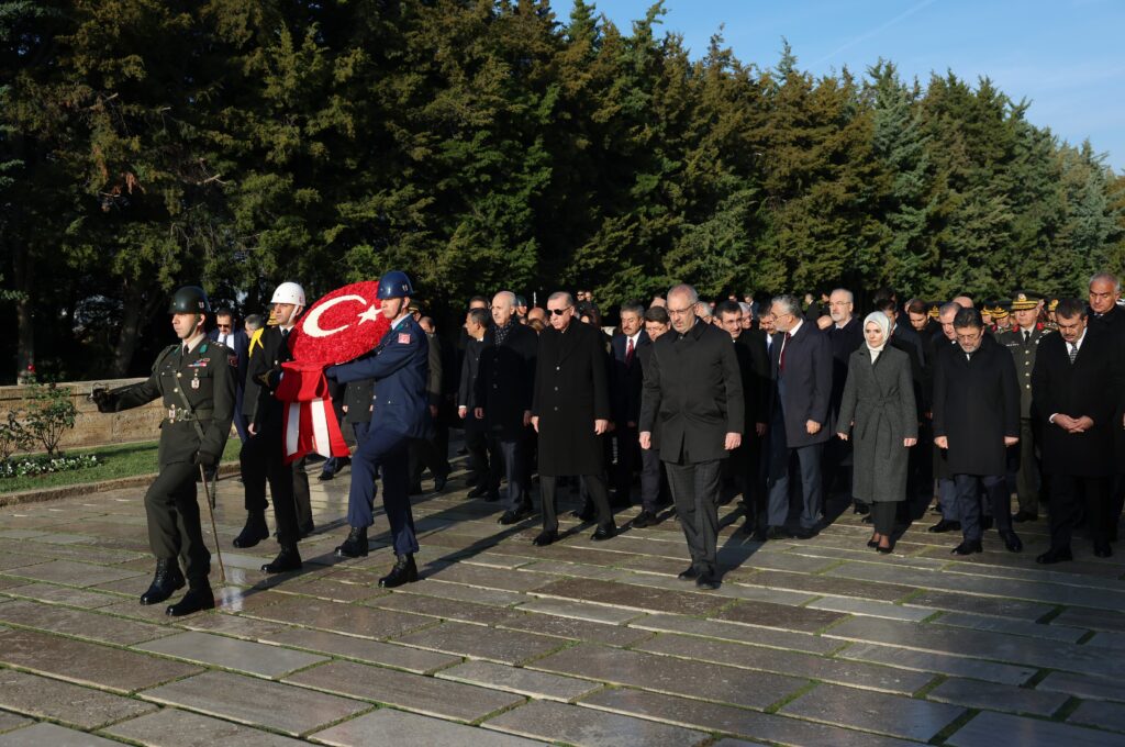 Devlet erkanı Ata'nın huzurunda