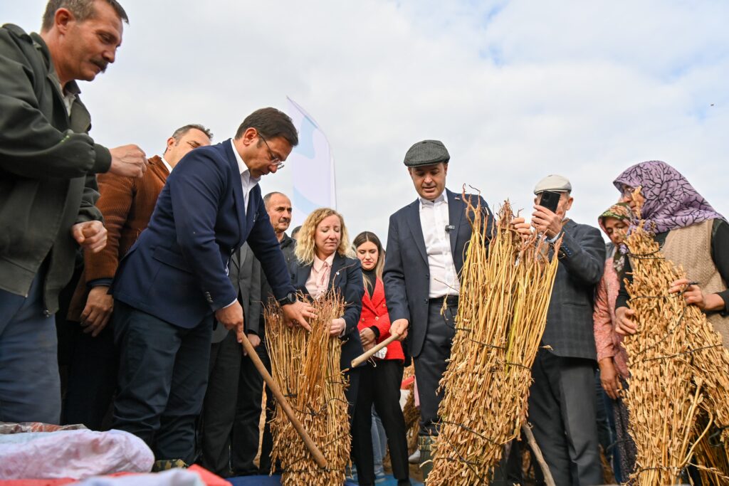 Balıkesir Büyükşehir Belediyesi, üretimin desteklenmesi ve ürünlerin katma değerinin korunması için Gömeç Bamyasının ardından Sındırgı’da da susam alımı için düğmeye bastı. 