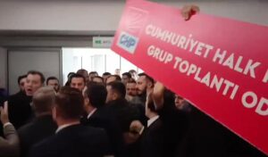 CHP’li meclis üyeleri yaka paça belediyeden atıldı!