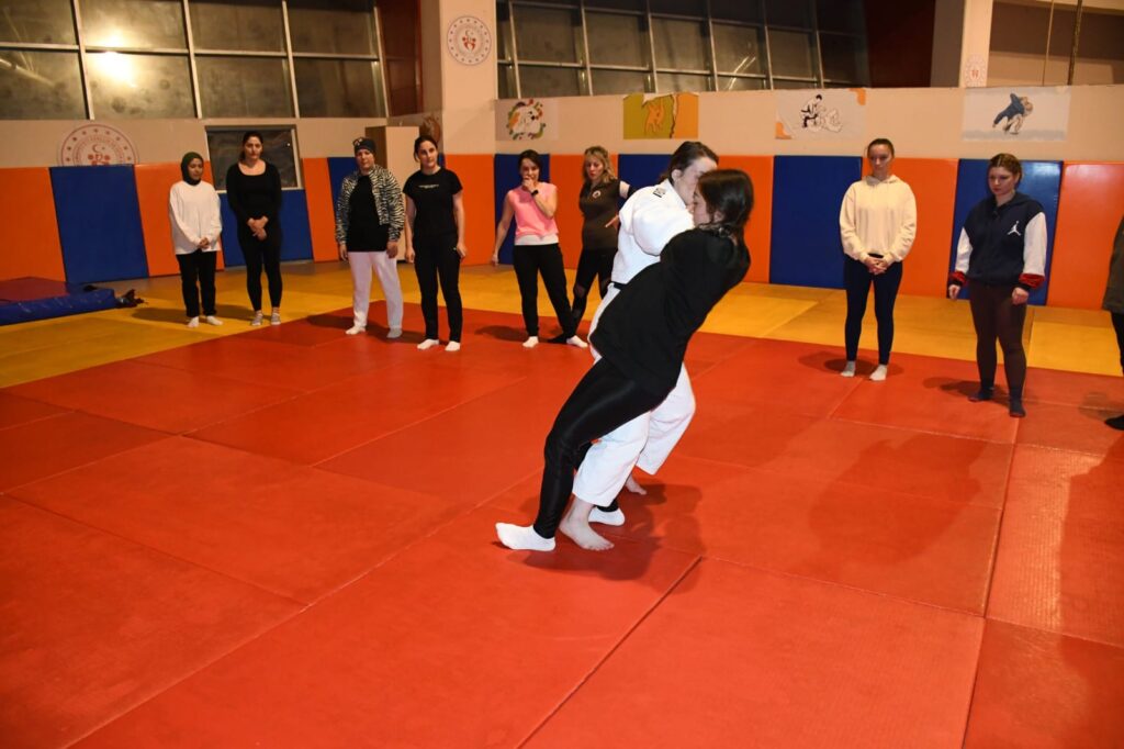 Balıkesir’de kadınlar, judo eğitimlerine başladı