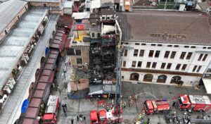 Eminönü’nde 5 katlı restoran alevlere teslim oldu