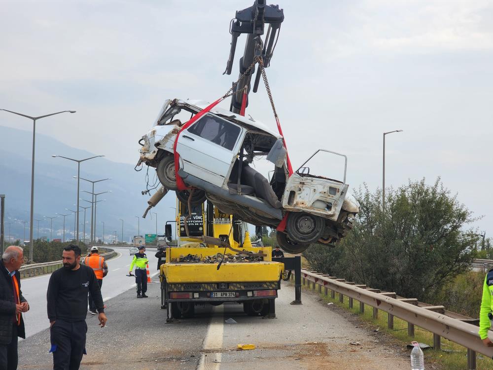 Hatay’da tırla otomobilin çarpışması sonucu meydana gelen kazada, 2 kişi hayatını kaybetti 1 çocuk ağır yaralandı. 