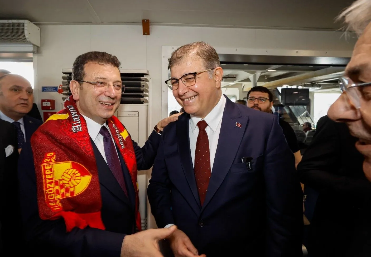 Zübeyde Hanım'ın Anıt Mezarını ziyaret eden Ekrem İmamoğlu, Karşıyaka Mustafa Kemal Atatürk Spor Salonu'nda konuşacak. 