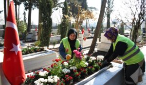 Balıkesir Büyükşehir Belediyesi şehitlikleri çiçeklerle donattı