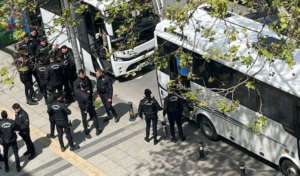 Öğrencilerin eylemi büyüyor: Okulun önüne çevik kuvvet yığdılar