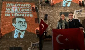 İtalya’nın kalbine İmamoğlu için demokrasi ışığı tutuldu
