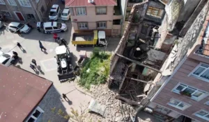 Depremde hasar alan metruk bina yıkıldı