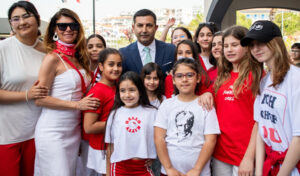 Kuşadası’nda, 23 Nisan Şenliği Renkli Görüntülere Sahne Oldu