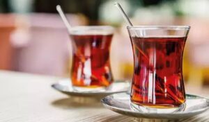 Çayı 1 lira yaptı izdiham yarattı: Duyan koştu