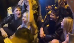 Edis ve Aleyna Tilki sokakta gençlere eşlik etti: “Hak, hukuk, adalet”