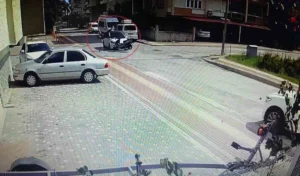 Otomobille çarpışan motosiklet sürücüsü havada taklalar attı