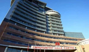 Çiğli Belediyesi’nde işten atılan kadın işçiler, CHP Genel Merkezi’ne yürüyecek!
